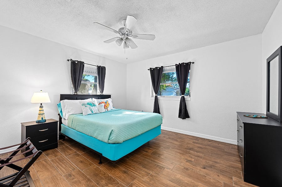 bedroom 2/queen memory foam