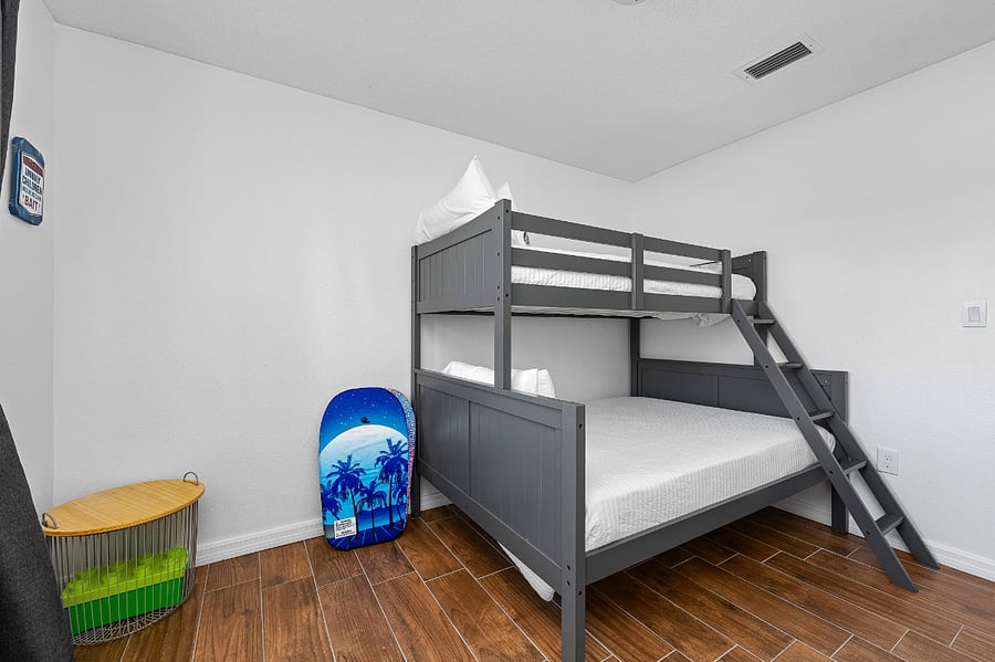 bedroom 3/ bunk beds full and twin