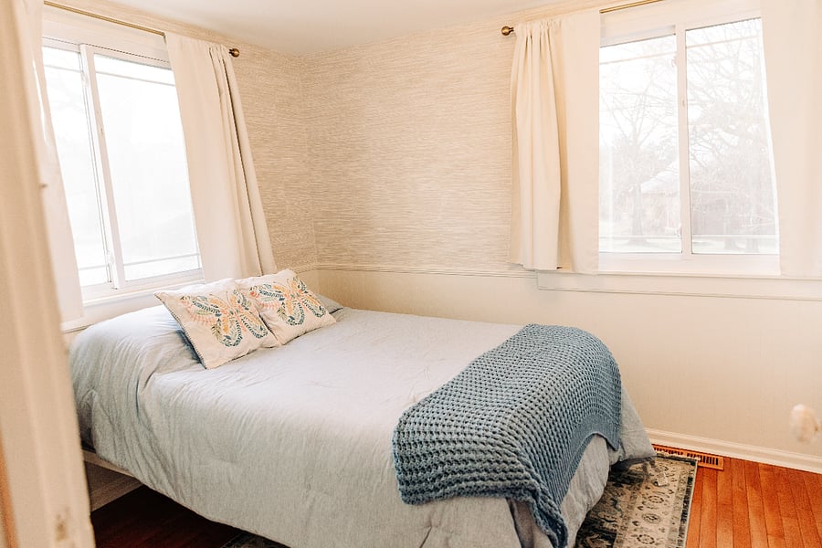 Quickly transition from light-filled to very dark thanks to blackout curtains.
