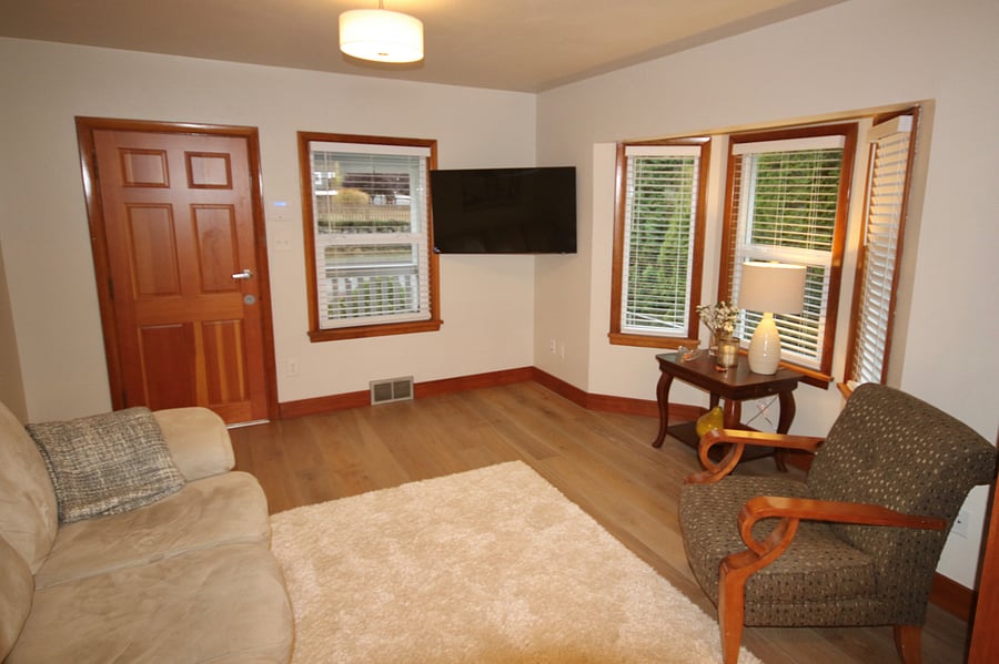 Keyless front door, Smart TV, and living room.