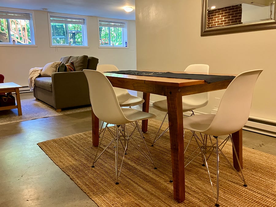 eating area between living room and kitchen.