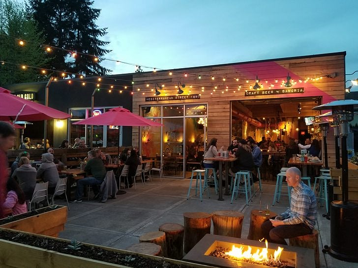 The Old Gold Whiskey Bar & Restaurant and Spitz Mediterranean Restauarant are only a few blocks away from the house.