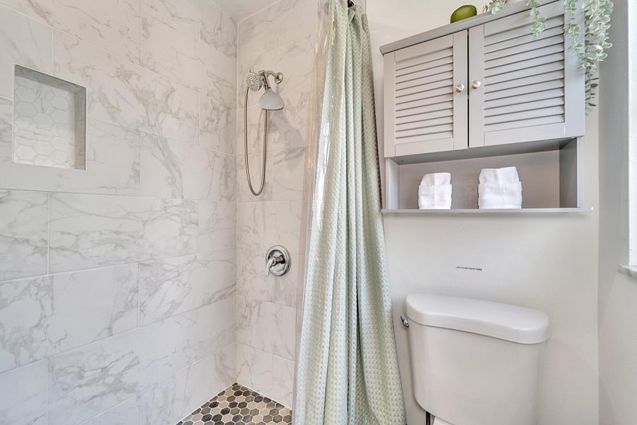 Full bathroom #1