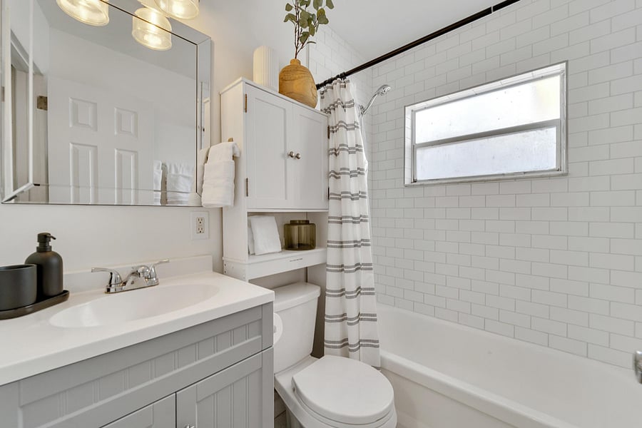Full bathroom #2