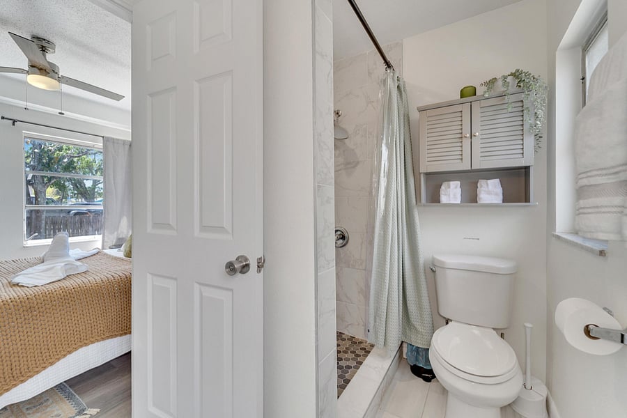 Full bathroom #1