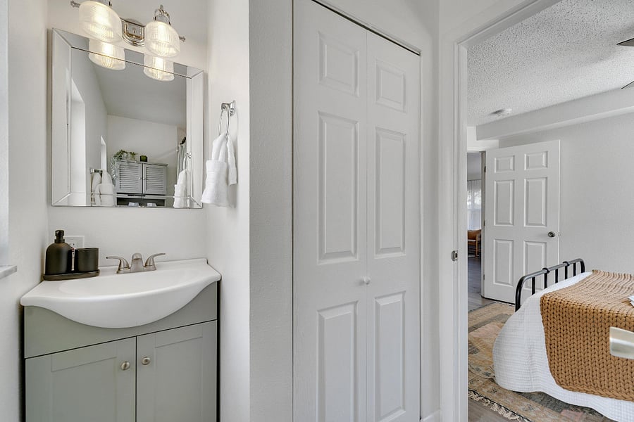 Full bathroom #1