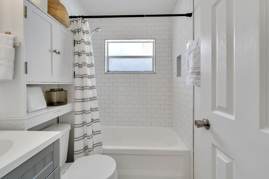 Full bathroom #2
