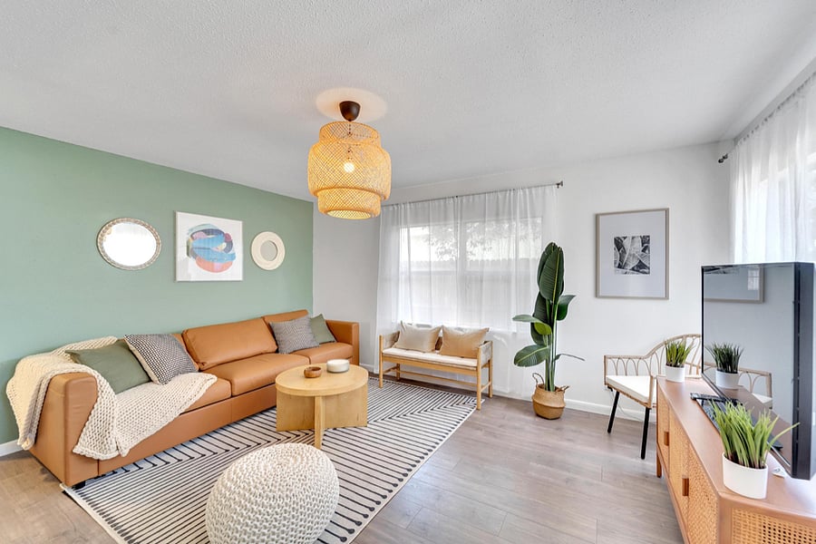Living room with Smart TV and plenty of seating