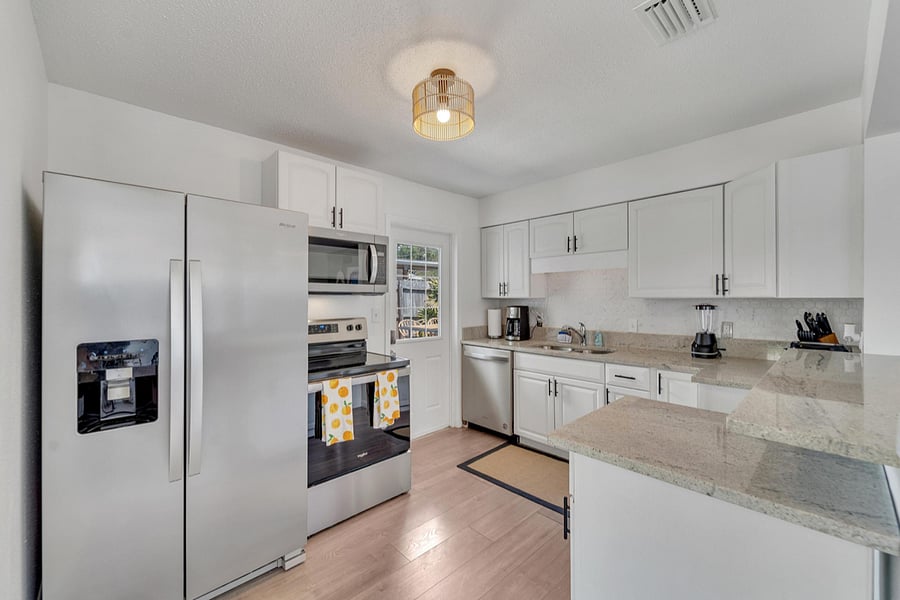 Modern fully stocked kitchen