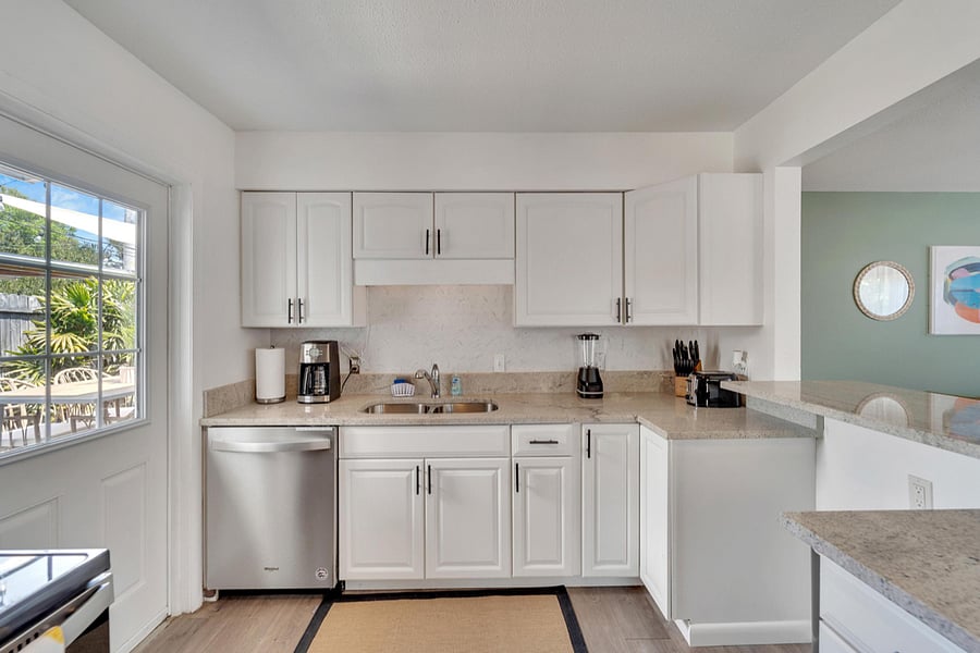 Modern fully stocked kitchen