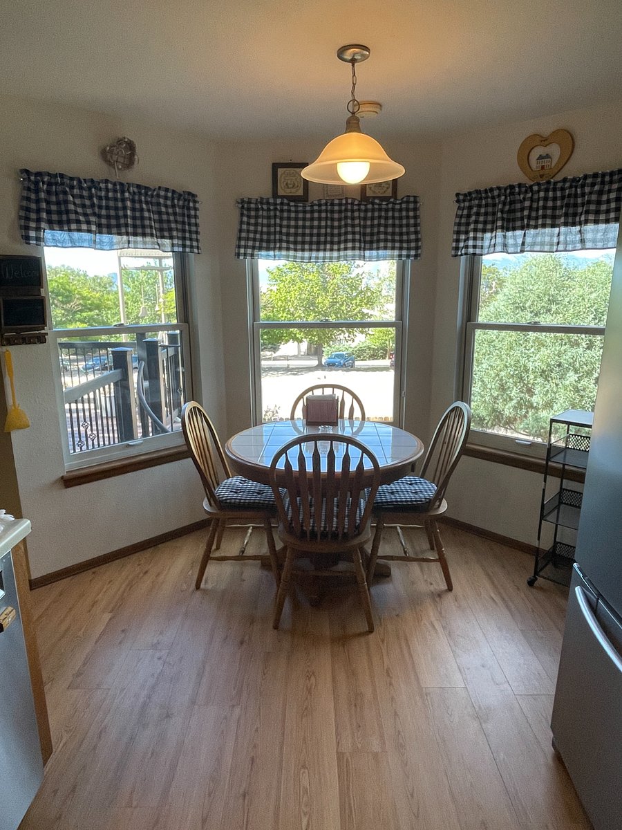 Main Floor - Kitchen Breakfast Nook