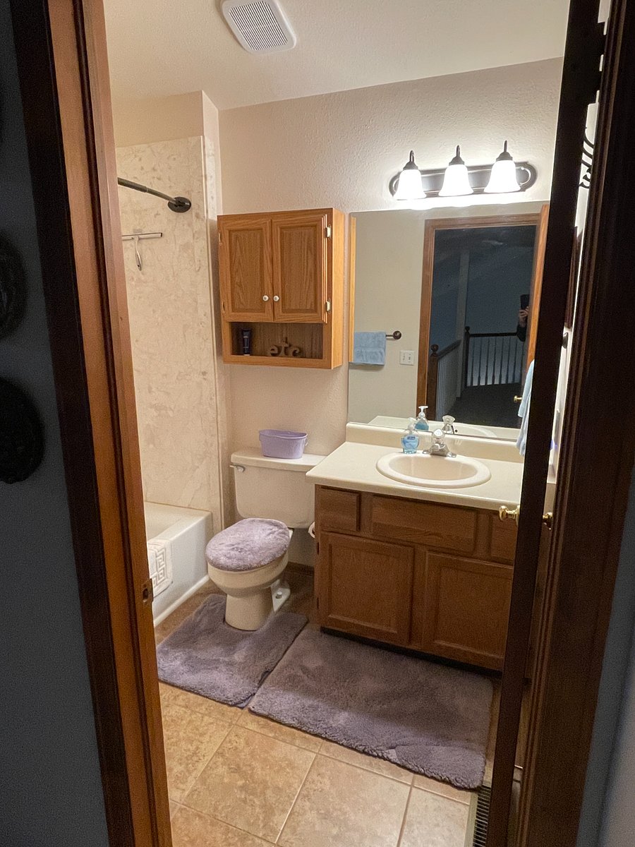 Upstairs Full Bath, remodeled in 2023