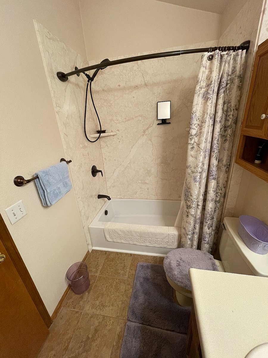Upstairs Full Bath (updated)