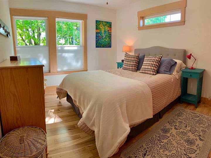 Queen bed and closet
