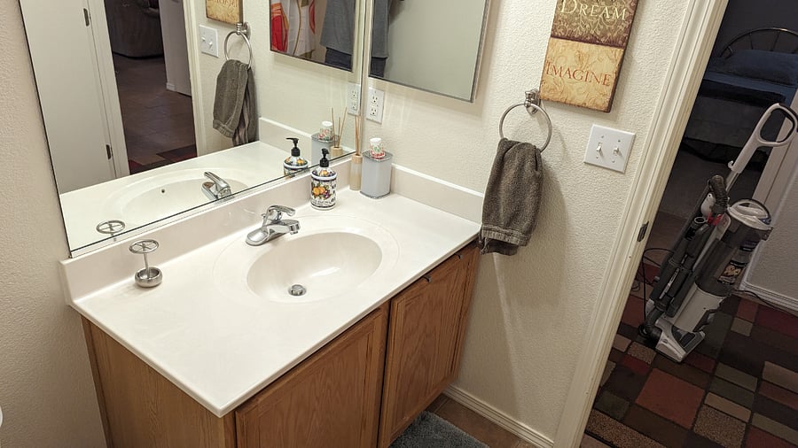 Full size Hall bathroom