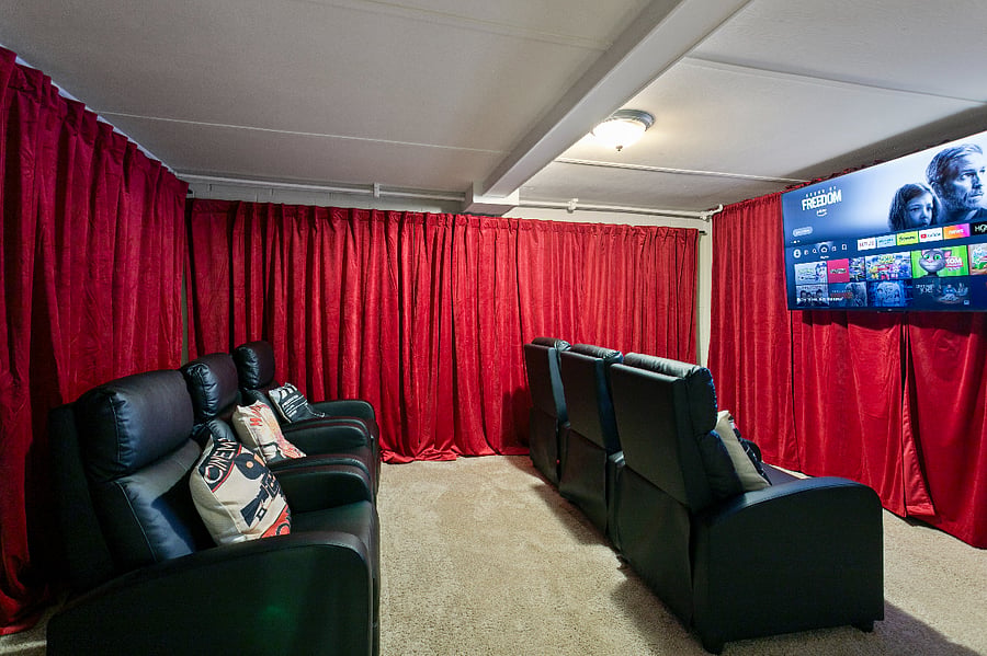 theatre room / with game room