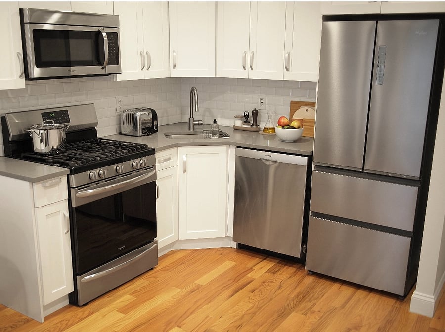 Kitchen stocked with gas range, dishwasher, full size fridge with icemaker and microwave.
full set of flatware and dinnerware for 8. glassware and wine glasses included. High end Italian stainless steel cookware provided.