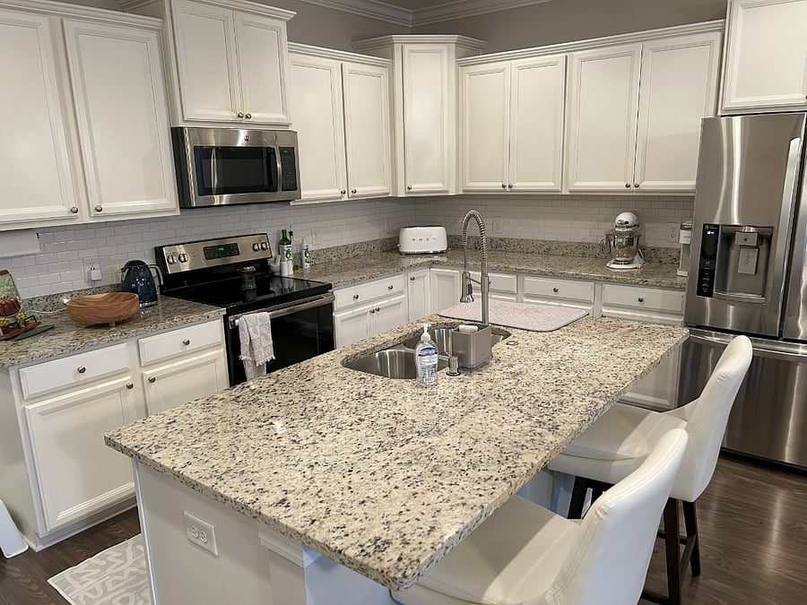 Kitchen with granite countertops and top quality appliancesKitchen with granite countertops and top quality appliances
