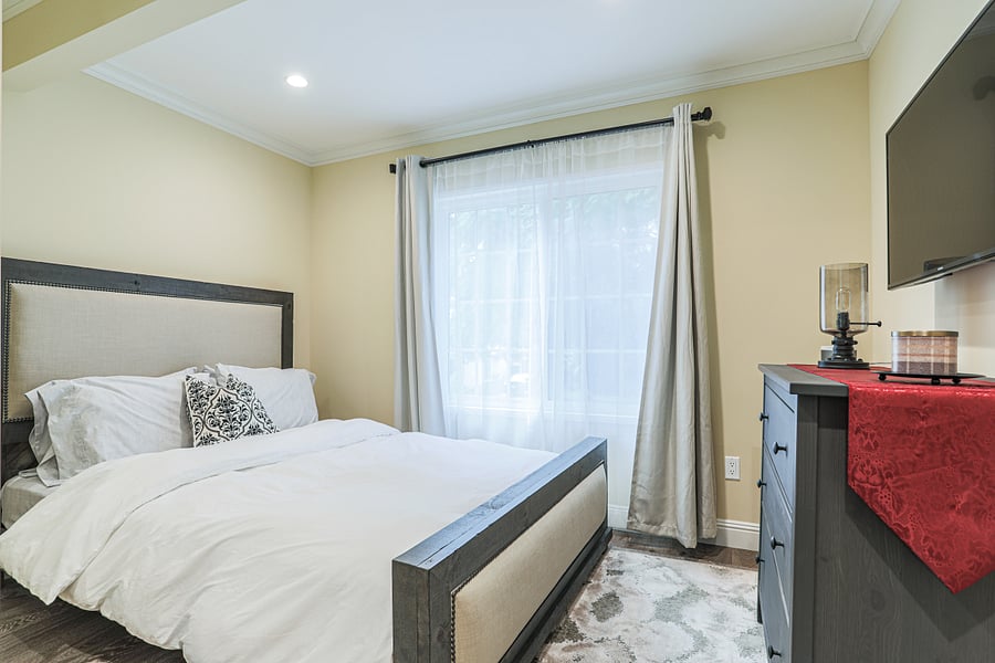 Bedroom #1 (2nd Largest) w 1 Queen Bed