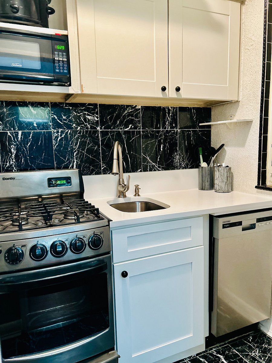 Kitchen with Gas stove, dishwasher, full-sized fridge