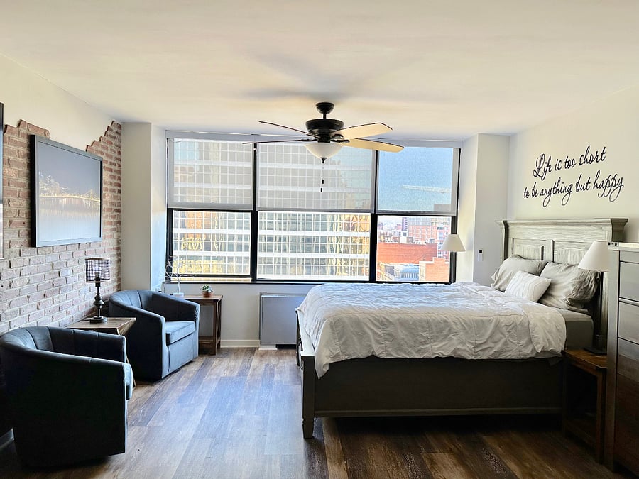 Wake up every morning to a spectacular skyline view.