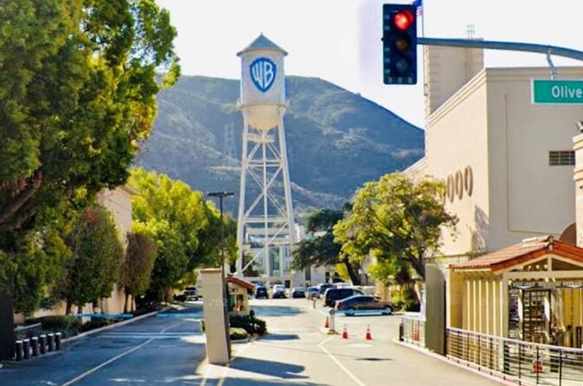 1 mile to Warner Bros Studio.