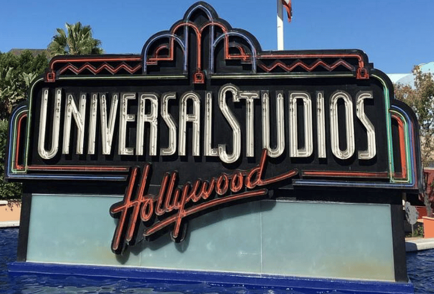 2.5 miles to Universal Studios Hollywood theme park and Universal Citywalk.