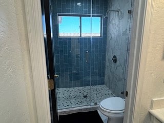 upstairs bathroom between bedrooms
