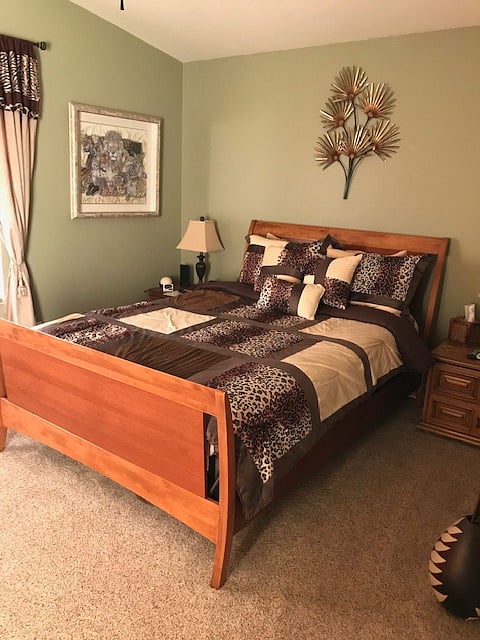 Africa Room. Queen bed. En suite bathroom