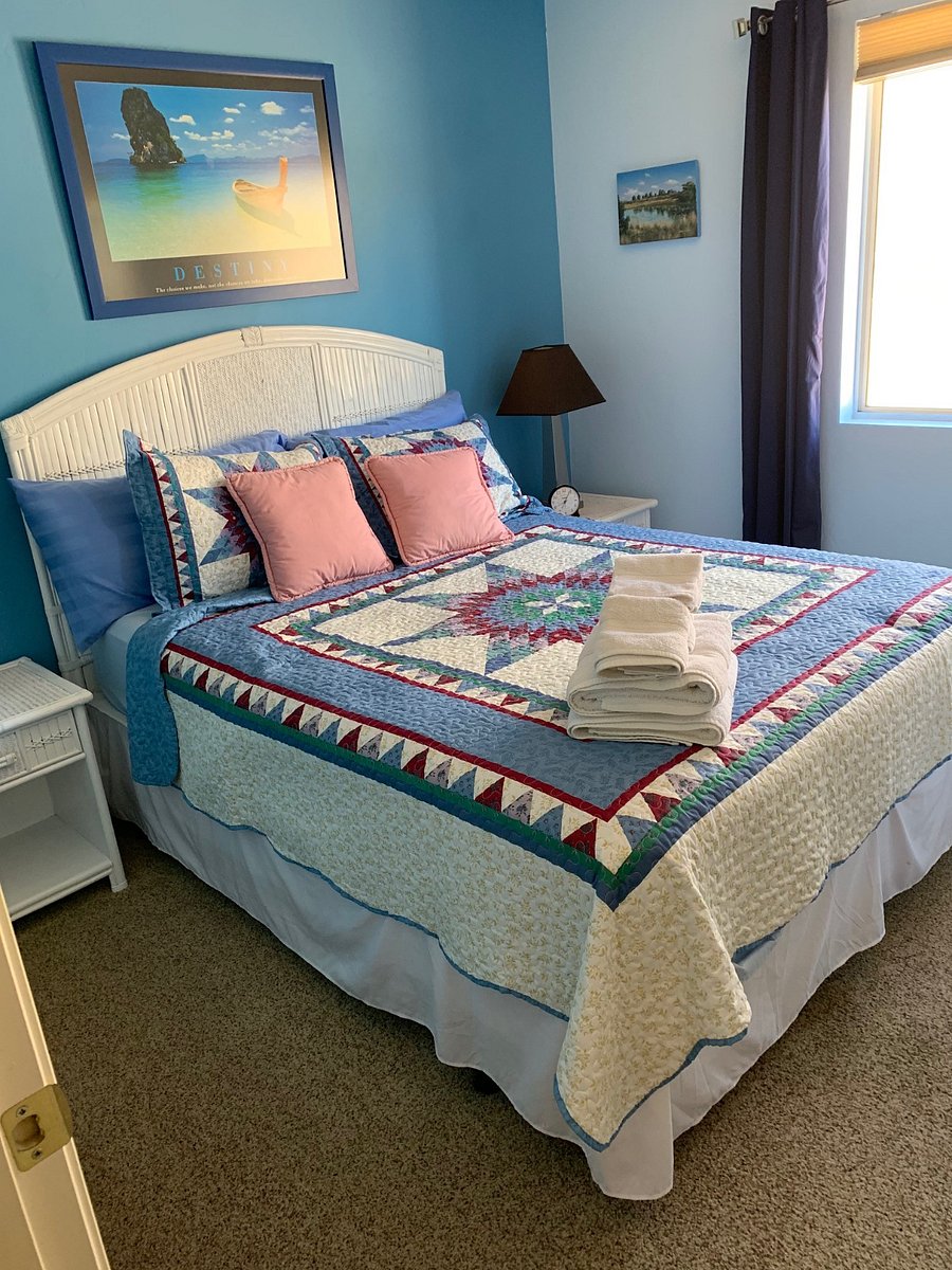 Wicker Room - Queen Bed