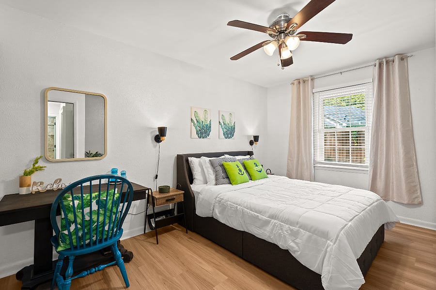 Bedroom 2 - Queen Bed