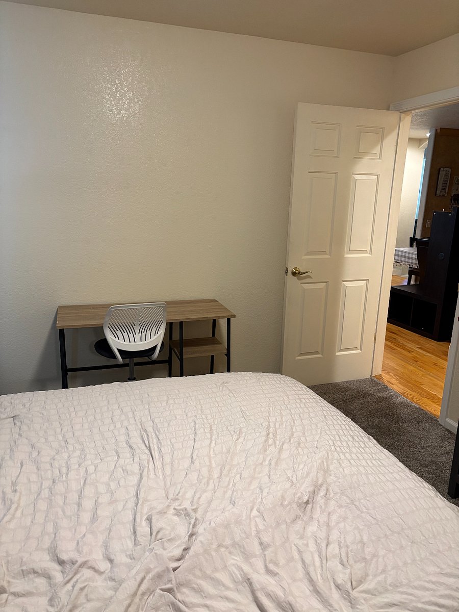 Desk recently added to room w/queen size bed