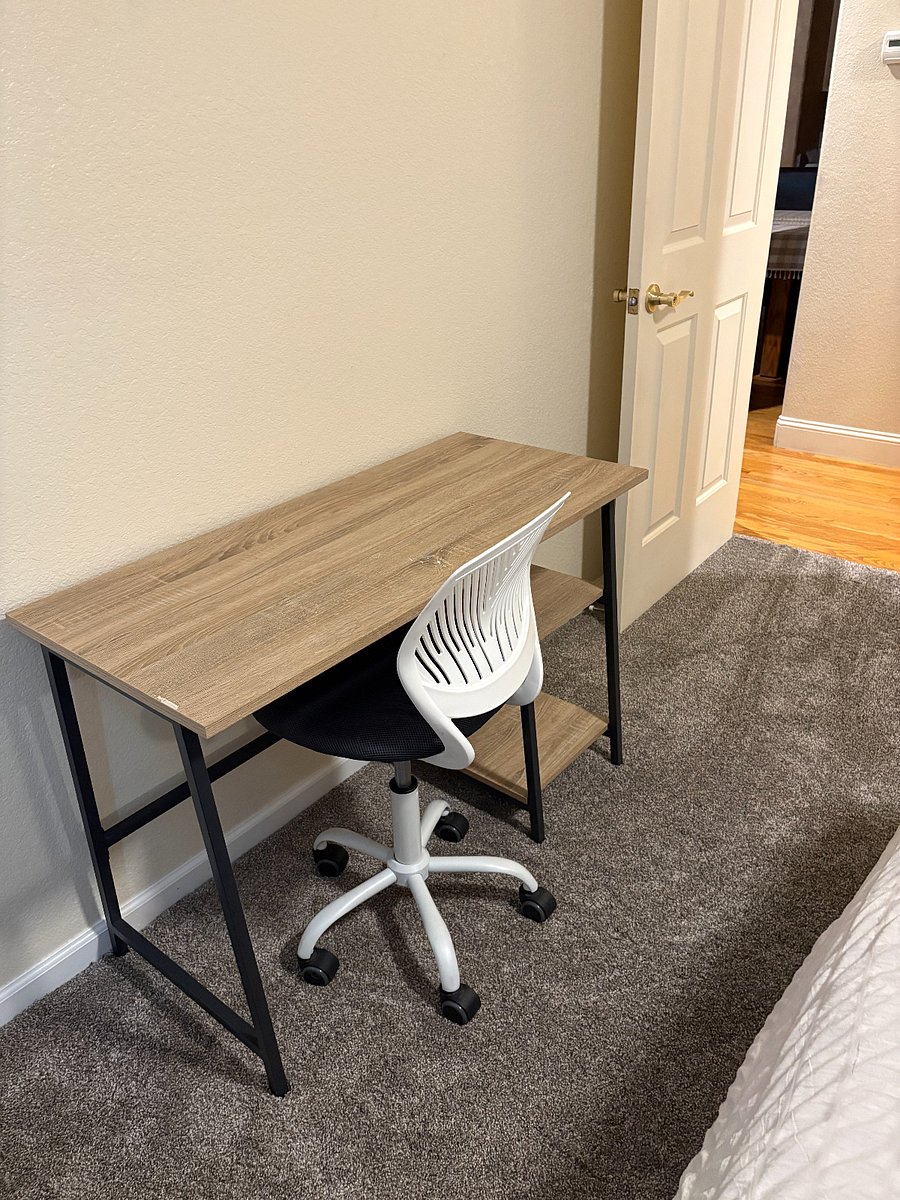 Desk recently added to room w/queen size bed
