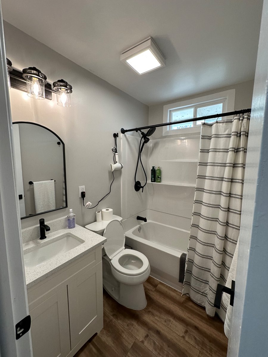 Main bathroom by the rooms