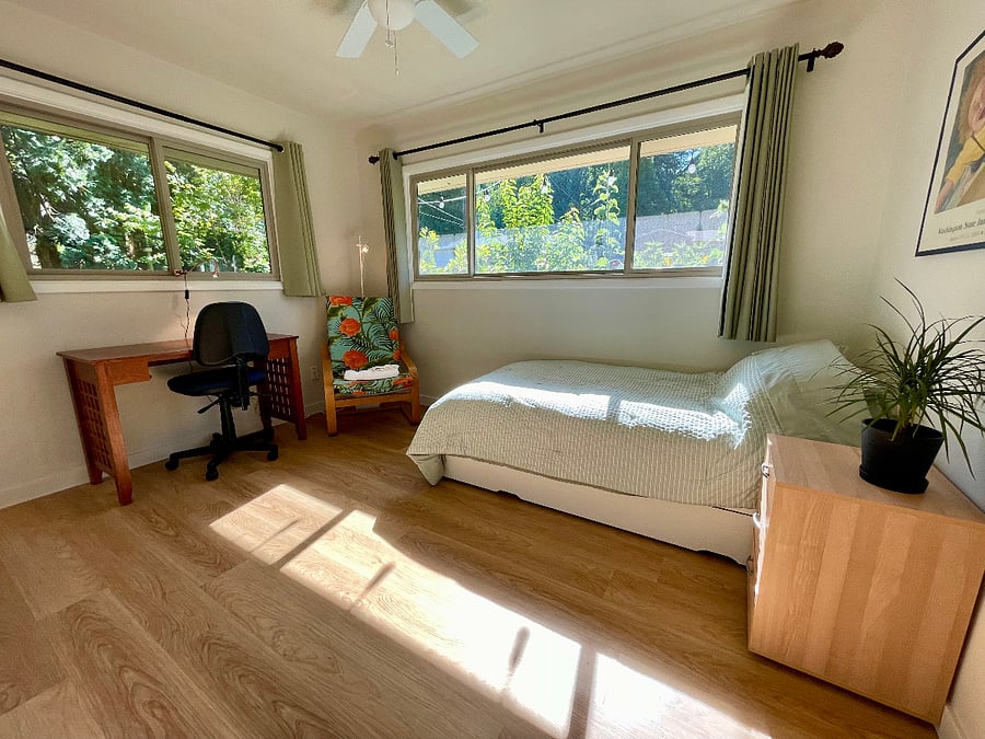 Twin bedroom