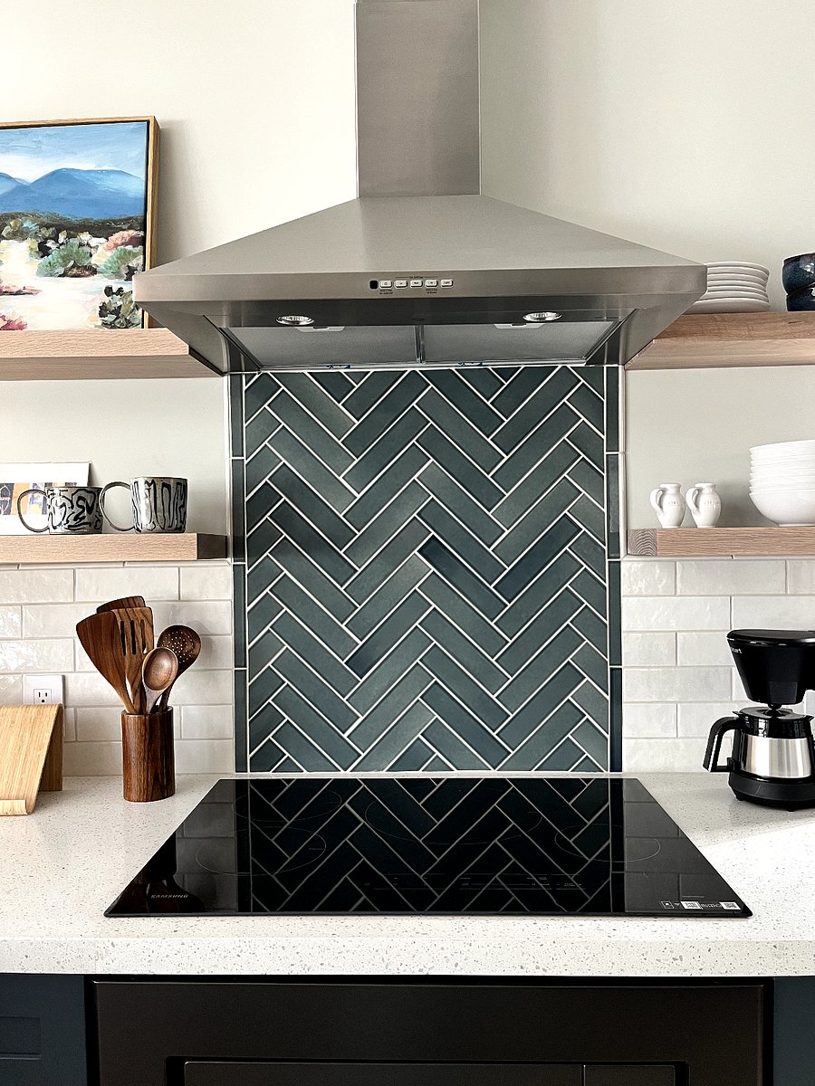 plenty of drawers, shelves, and cabinets for kitchen storage