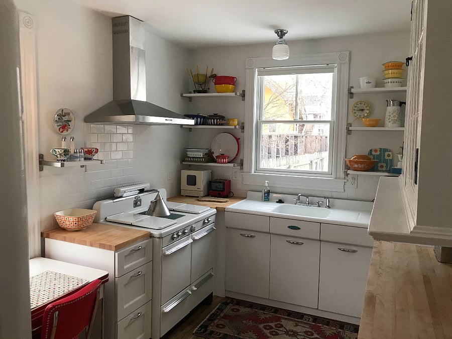 Fully equipped kitchen with vintage vibe and eat-in kitchen table.