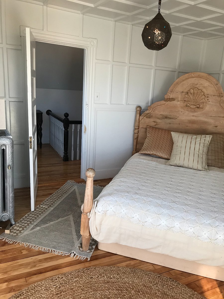 Queen bed room in Turret room