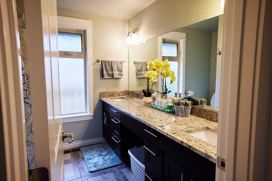 Full bath (upstairs)