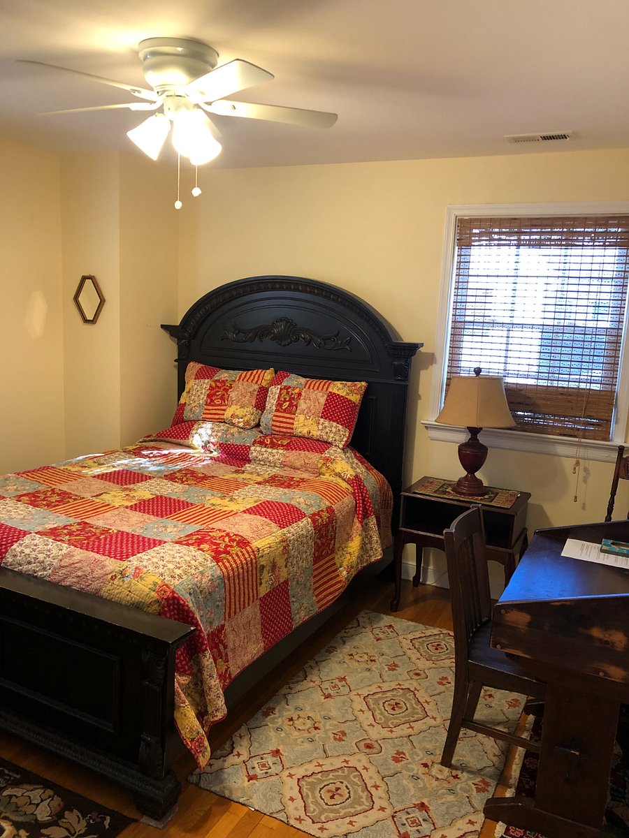 queen bed small desk and closet off to right