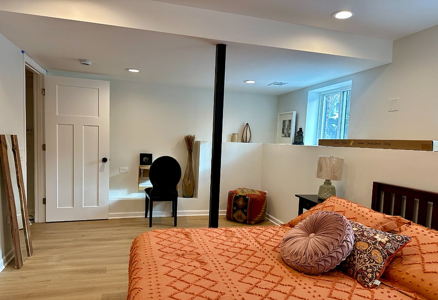 Spacious sunny bedroom with space for WFH or yoga. Link to virtual tour: https://youtu.be/_AkpDSSn81w