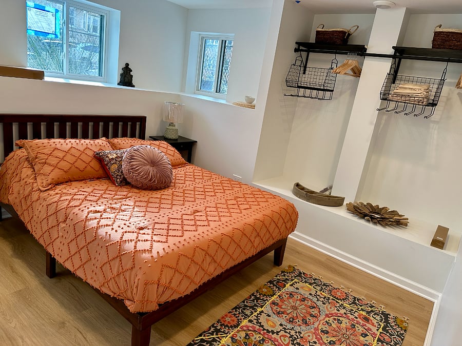 Queen bed with extra linens in the closet. Link to virtual tour: https://youtu.be/_AkpDSSn81w