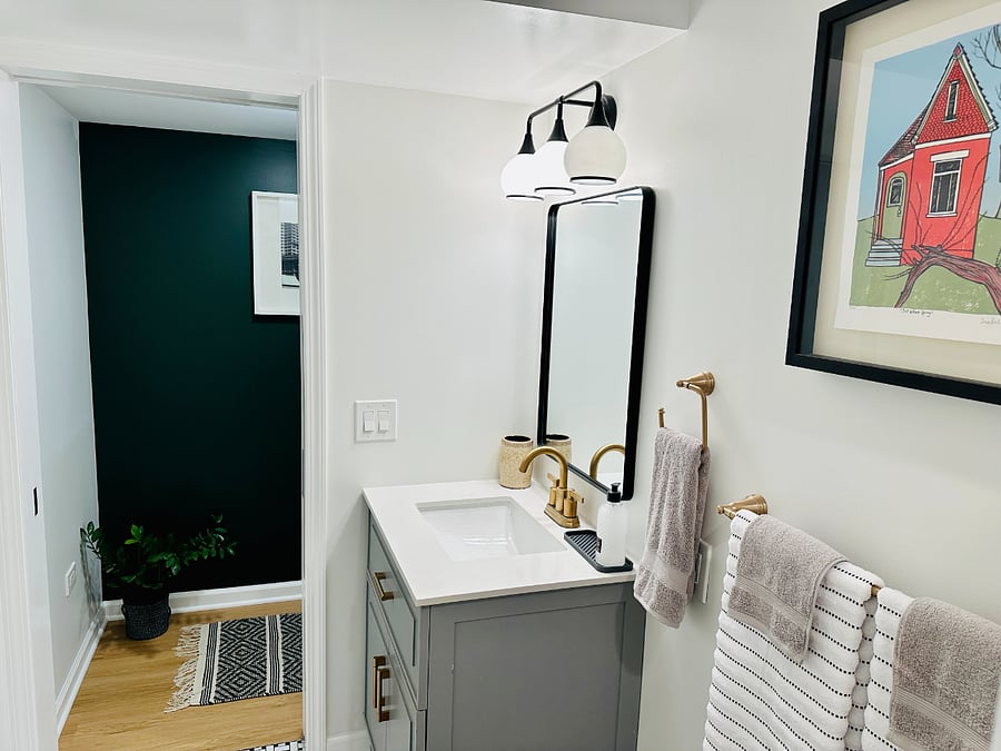 Bathroom with big walk-in shower and plenty of towels provided. Link to virtual tour: https://youtu.be/_AkpDSSn81w