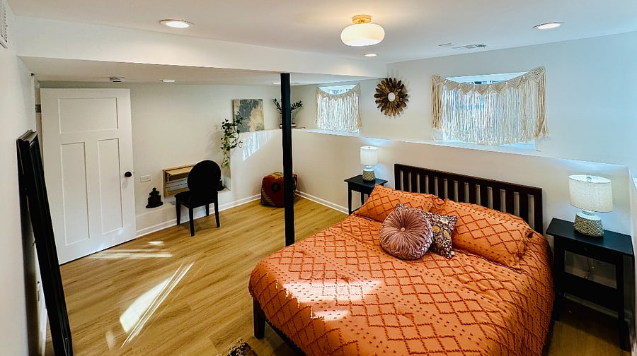 Bright big bedroom with wfh area. Link to virtual tour: https://youtu.be/_AkpDSSn81w