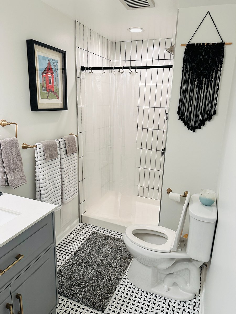 Bathroom with big walk-in shower and plenty of towels provided. Link to virtual tour: https://youtu.be/_AkpDSSn81w