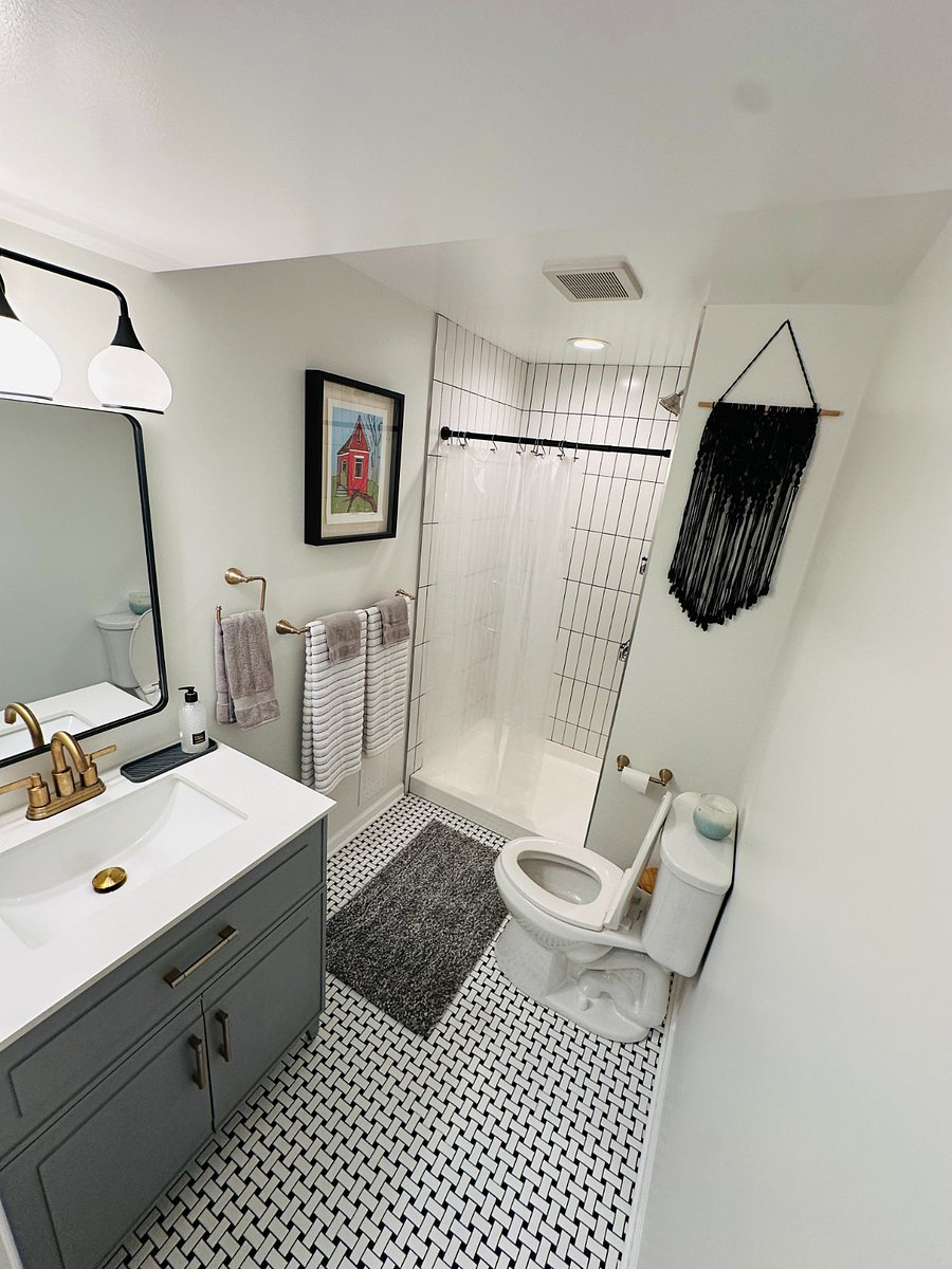 Bathroom with big walk-in shower and plenty of towels provided. Link to virtual tour: https://youtu.be/_AkpDSSn81w