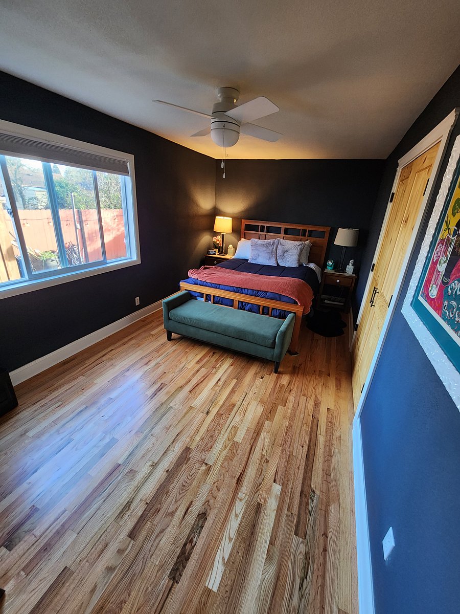 Smaller bedroom with Queen size bed. Cedar lined closet, desk. TV w Roku. Yoga mat, blocks, extra linens.
