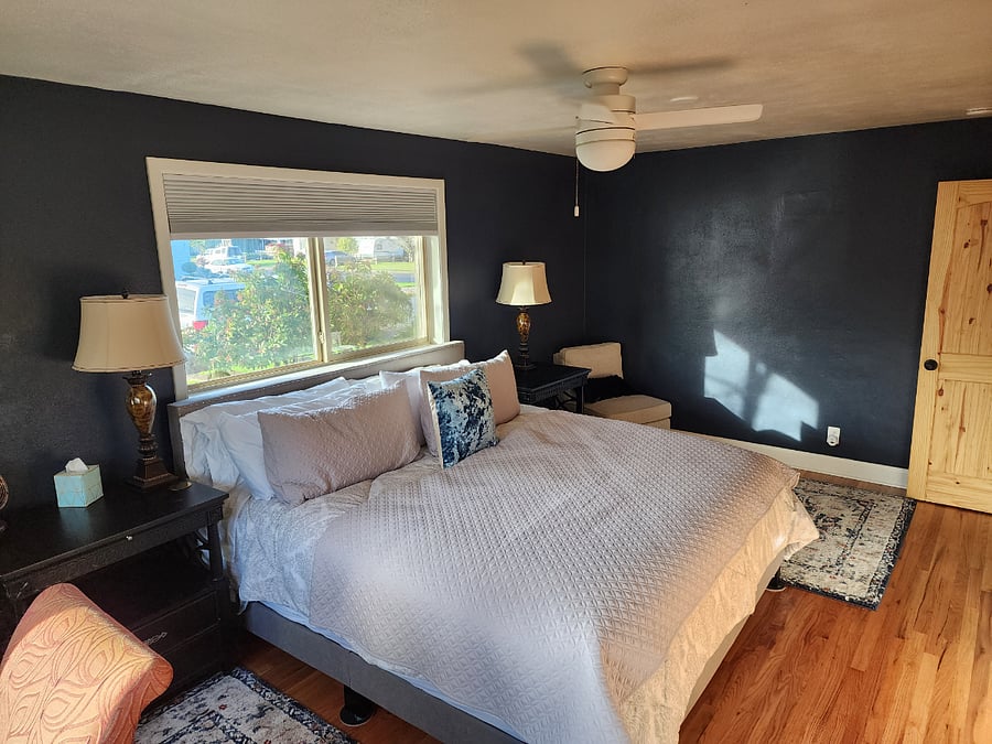 Master Bedroom w en suite bathroom.