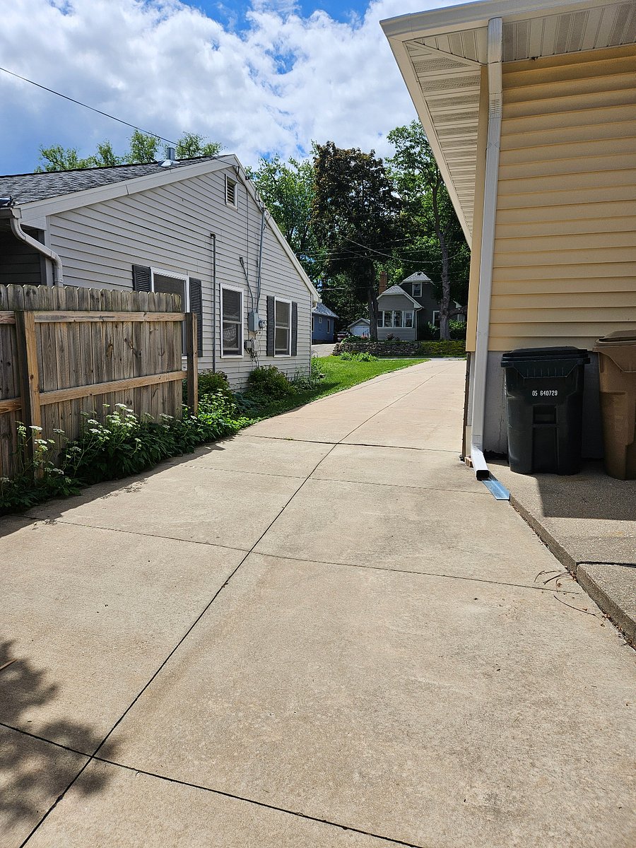 Driveway - tandem off street parking.