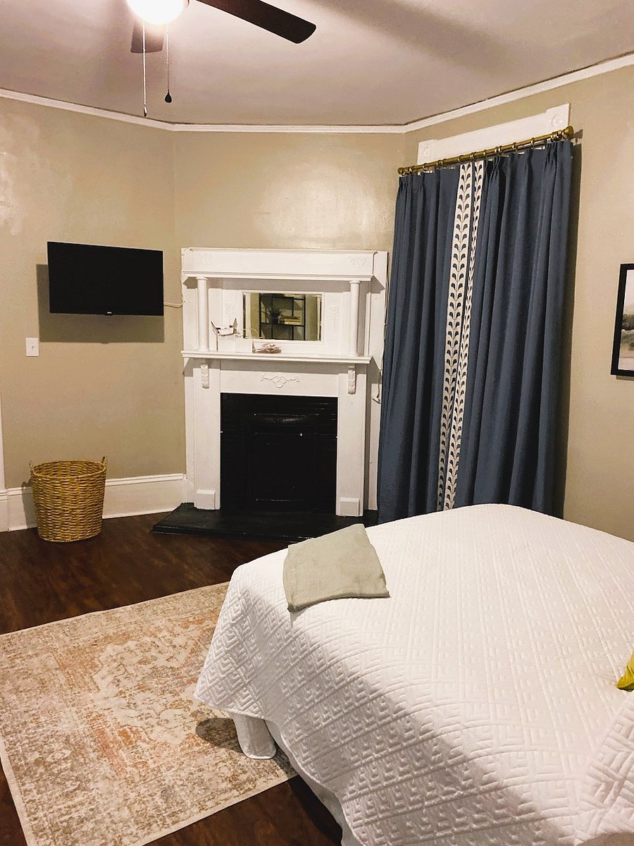 Club Calloway - Spacious Master Bedroom